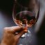Coupe de vin rosé tenue à la main, dégustation gastronomique, restaurant ARIA Paris