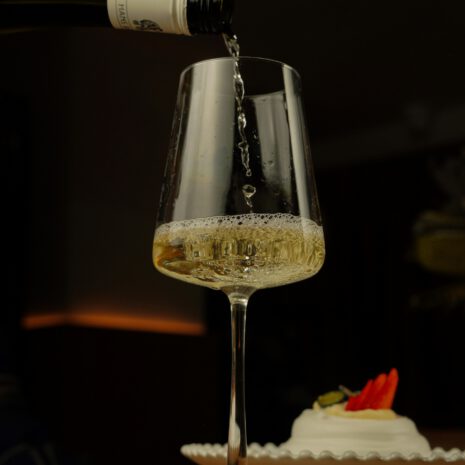 Dégustation de vins - L'Expérience Signature ARIA Paris Bouteille de vin et dessert gastronomique sur table élégante, restaurant ARIA Paris