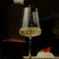 Bouteille de vin et dessert gastronomique sur table élégante, restaurant ARIA Paris