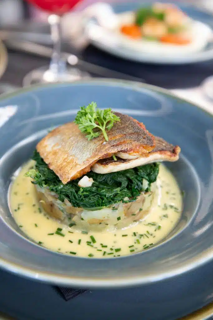 Filet de bar peau croustillante sur lit d'épinards et écrasé de pommes de terre, beurre blanc ciboulette, restaurant ARIA Paris