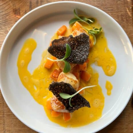 L'Or Noir - Saint-Jacques et truffe noire, ARIA Paris Noix de Saint-Jacques poêlées aux lamelles de truffe noire, sauce safranée et dés de carottes, restaurant ARIA Paris