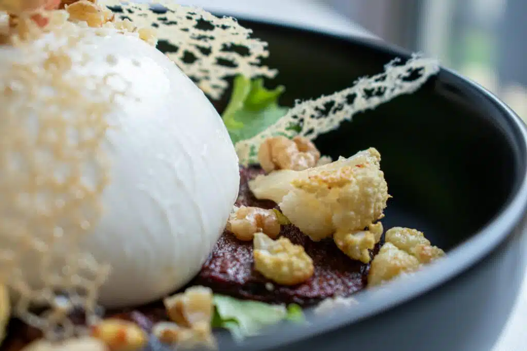 Burrata crémeuse sur coulis de betterave, noix caramélisées et tuile de parmesan dentelle, restaurant ARIA Paris