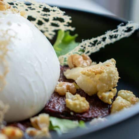 La Blanche — Burrata, betterave et noix, ARIA Paris Burrata crémeuse sur coulis de betterave, noix caramélisées et tuile de parmesan dentelle, restaurant ARIA Paris