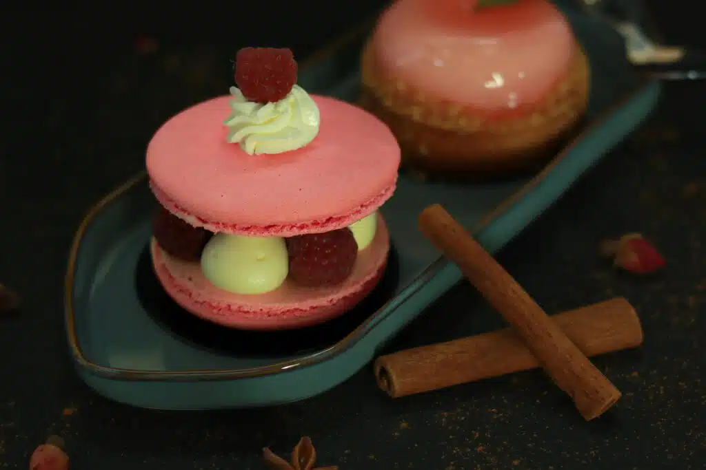 Macaron géant framboise garni de crème citron et framboises fraîches, chantilly, restaurant ARIA Paris