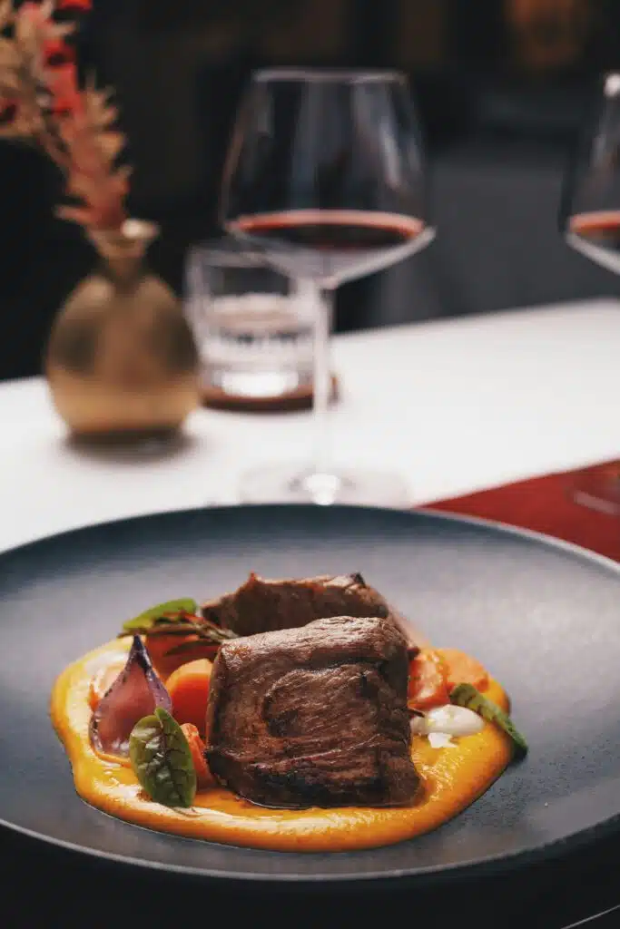 Joue de bœuf braisée sur crème de butternut, carottes glacées et oignon rouge, restaurant ARIA Paris