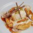 Tarte feuilletée aux pommes caramélisées, glace vanille, sauce caramel et copeaux de chocolat, restaurant ARIA Paris