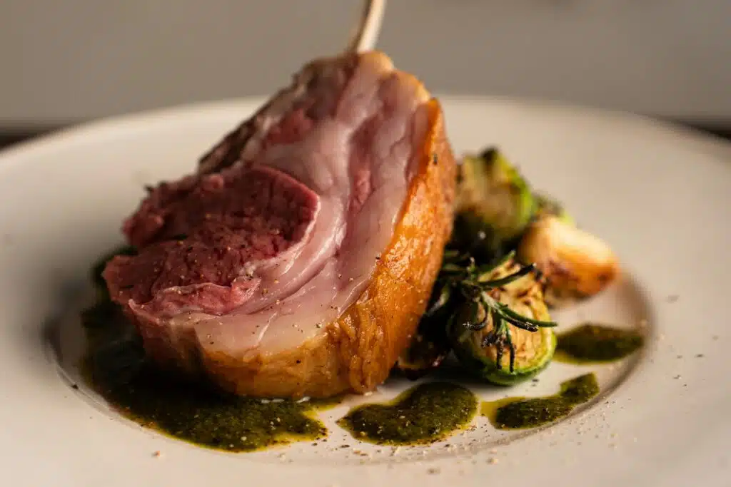 Carré d'agneau rosé, choux de Bruxelles rôtis et sauce verte herbacée, restaurant ARIA Paris