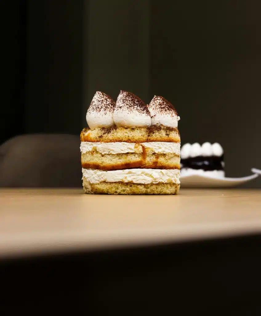 Tiramisu revisité en cube, biscuit imbibé, crème mascarpone et cacao, restaurant ARIA Paris