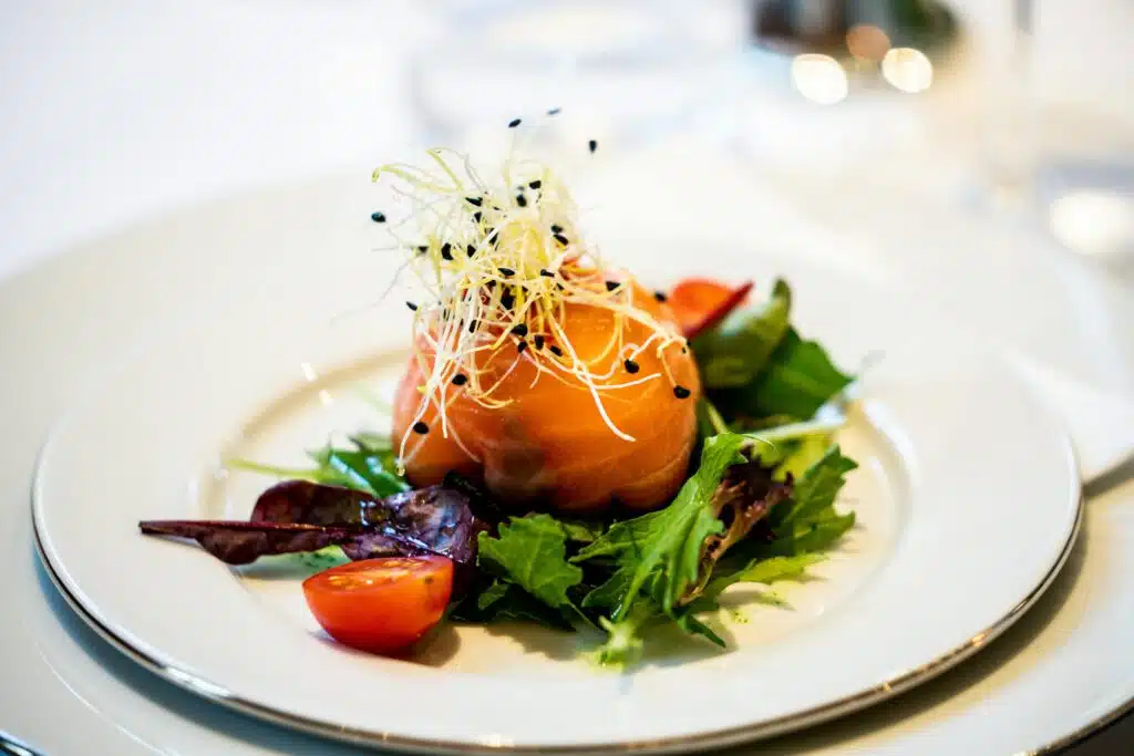 Dôme de saumon fumé sur lit de mesclun, tomates cerises et pousses fraîches aux graines de sésame noir, restaurant ARIA Paris