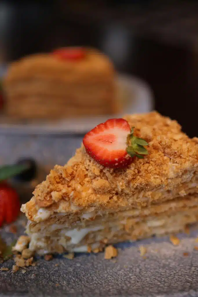 Tranche de mille-feuille croustillant, crème vanille et fraise fraîche sur ardoise, restaurant ARIA Paris