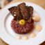 Tartare de bœuf façonné, jaune d'œuf de caille, toasts de pain noir et sauce moutardée, restaurant ARIA Paris