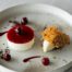 Panna cotta miroir cerise, quenelle de crème glacée et tuile caramélisée sur assiette texturée, restaurant ARIA Paris