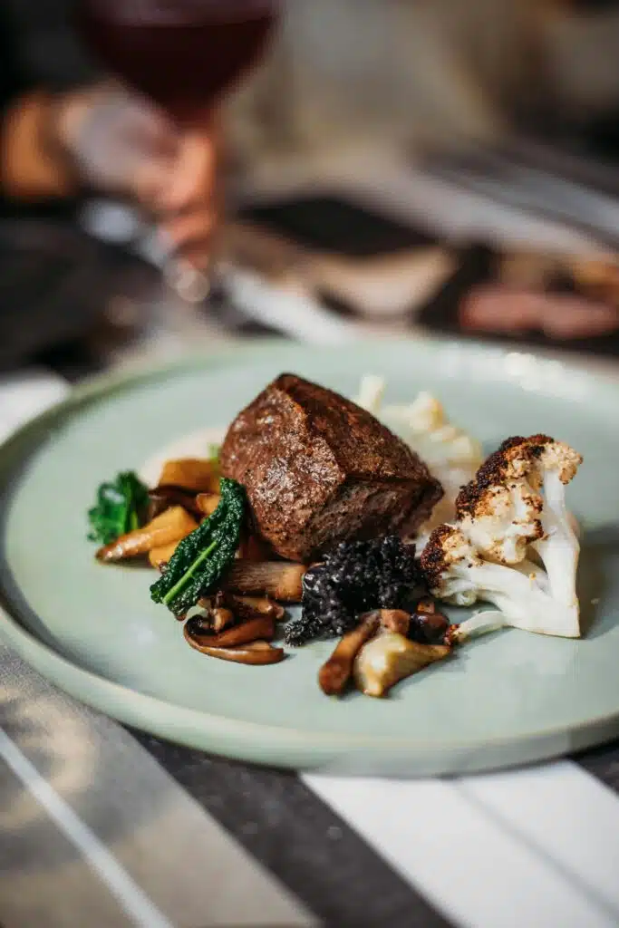Pavé de bœuf saisi sur risotto noir, chou-fleur rôti et champignons sauvages, restaurant ARIA Paris