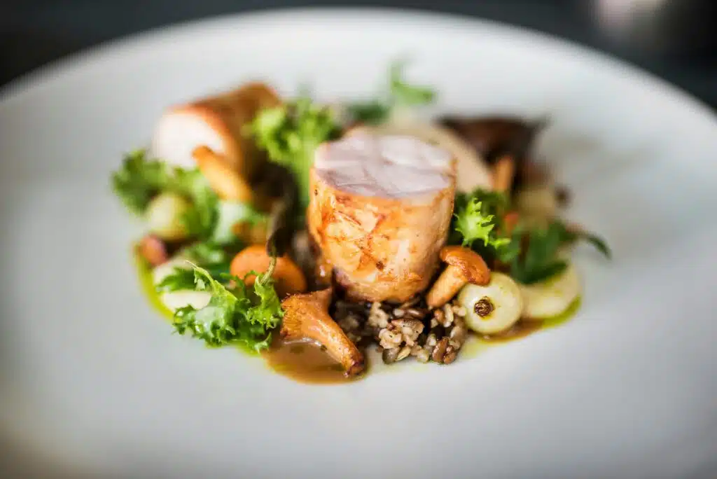 Suprême de volaille rôti, girolles, céréales sauvages et oignons grelots, jus corsé, restaurant ARIA Paris