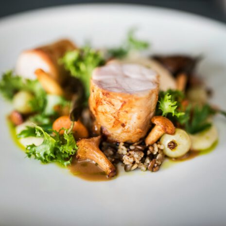 Le Souffle de Forêt — Volaille et girolles, ARIA Paris Suprême de volaille rôti, girolles, céréales sauvages et oignons grelots, jus corsé, restaurant ARIA Paris