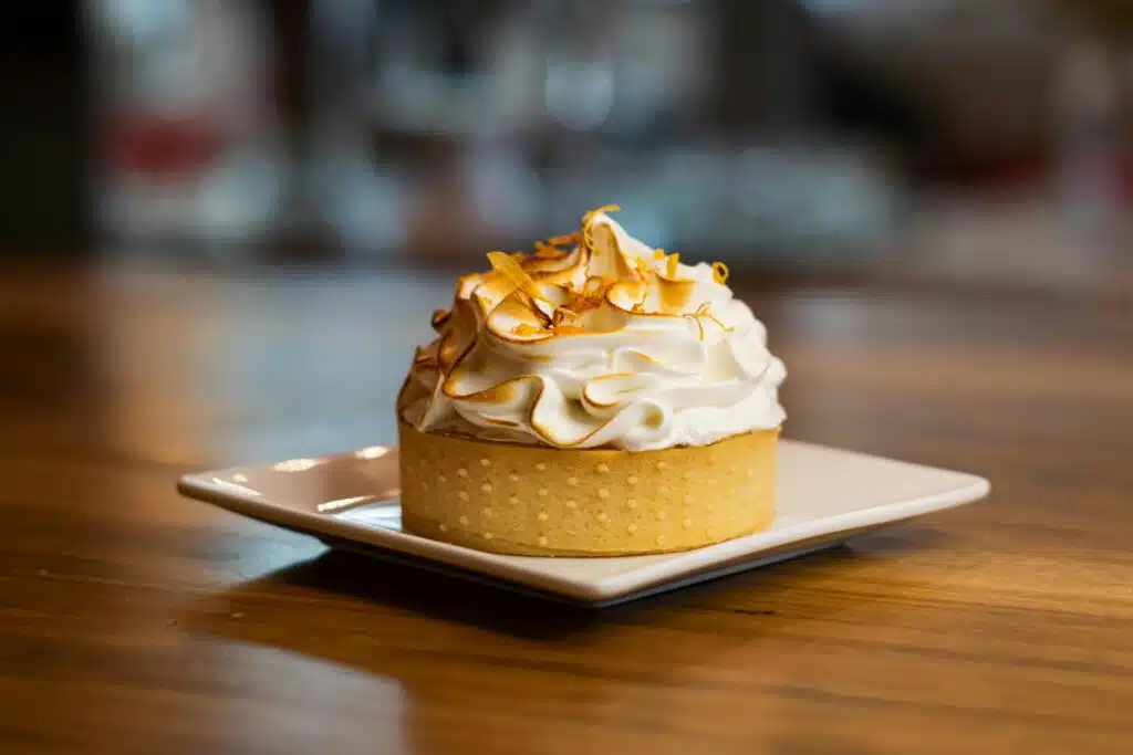 Tarte au citron meringuée, meringue italienne flambée et zestes confits, pâte sablée dorée, restaurant ARIA Paris