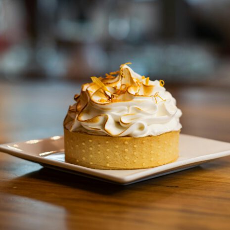 Le Zeste — Tarte citron meringuée, ARIA Paris Tarte au citron meringuée, meringue italienne flambée et zestes confits, pâte sablée dorée, restaurant ARIA Paris