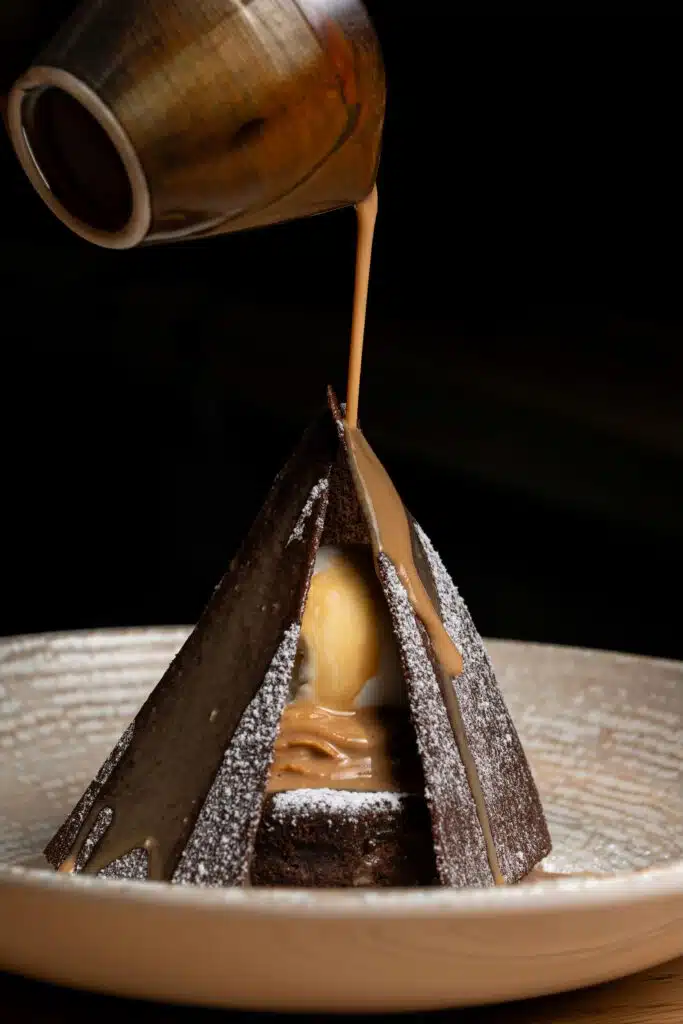 Pyramide de chocolat noir, cœur fondant caramel beurre salé et glace vanille, restaurant ARIA Paris