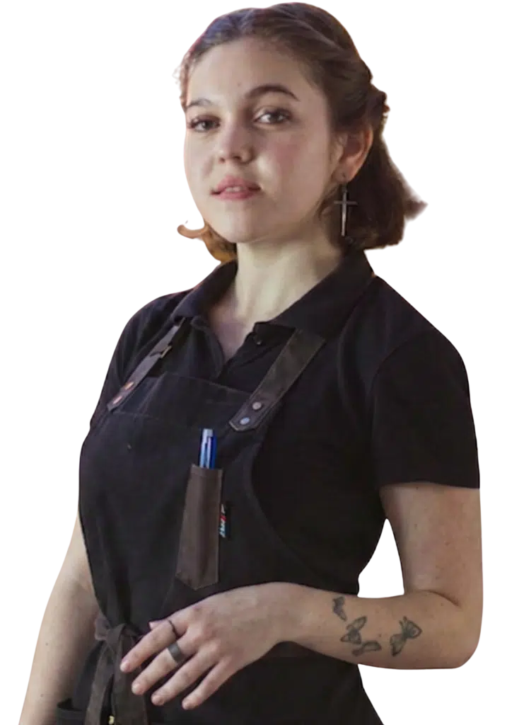 Naïa, membre de l'équipe du restaurant gastronomique ARIA à Paris, au service d'une expérience chaleureuse et bienveillante
