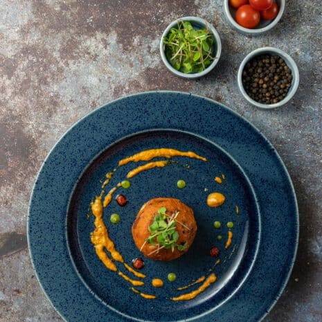 orbite-aria_1 Gambas pochées sur crème de butternut, écume légère et micro-herbes dans un bol noir mat, restaurant ARIA Paris