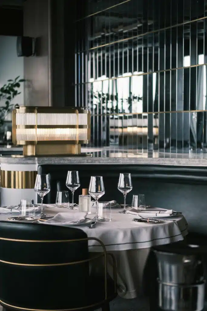 Salle et table dressée du restaurant ARIA.