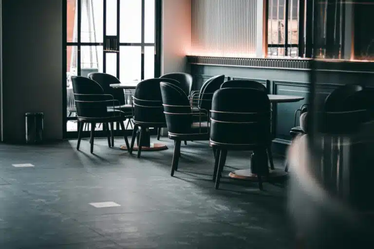 Salle du restaurant gastronomique ARIA à Paris, avec ses tables et fauteuils élégants dans une ambiance intimiste et chaleureuse